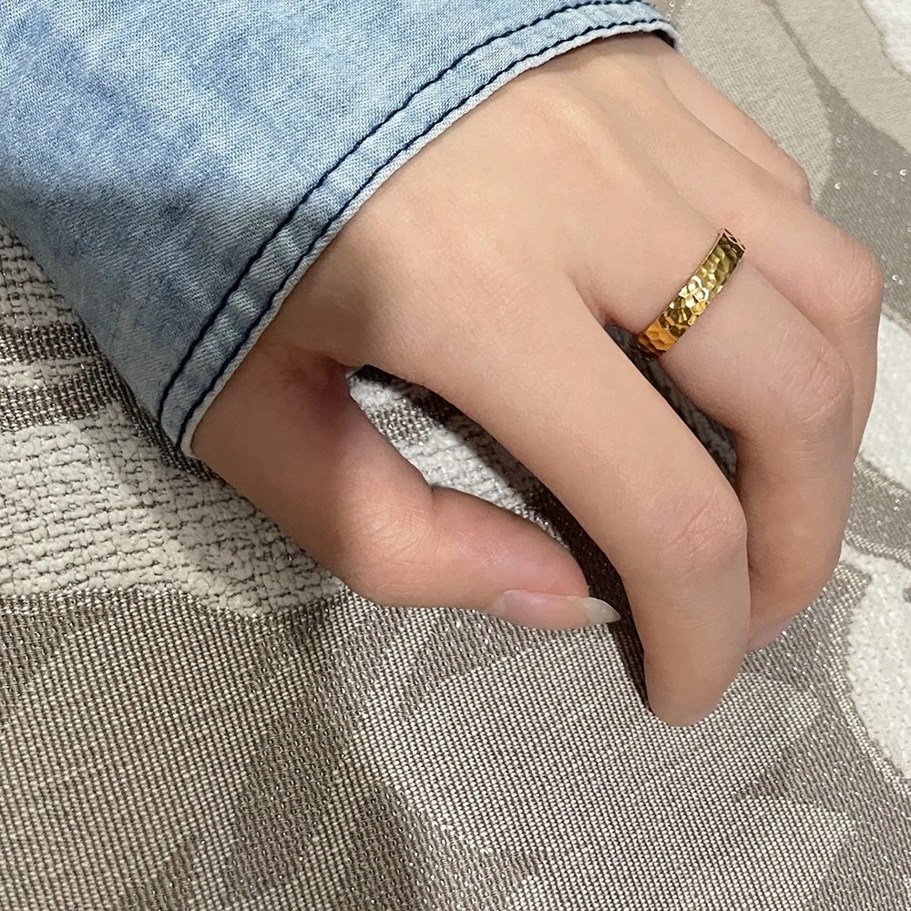 Anello Helios™ - Anello dorato martellato per lui e per lei - Elegante e Minimalista