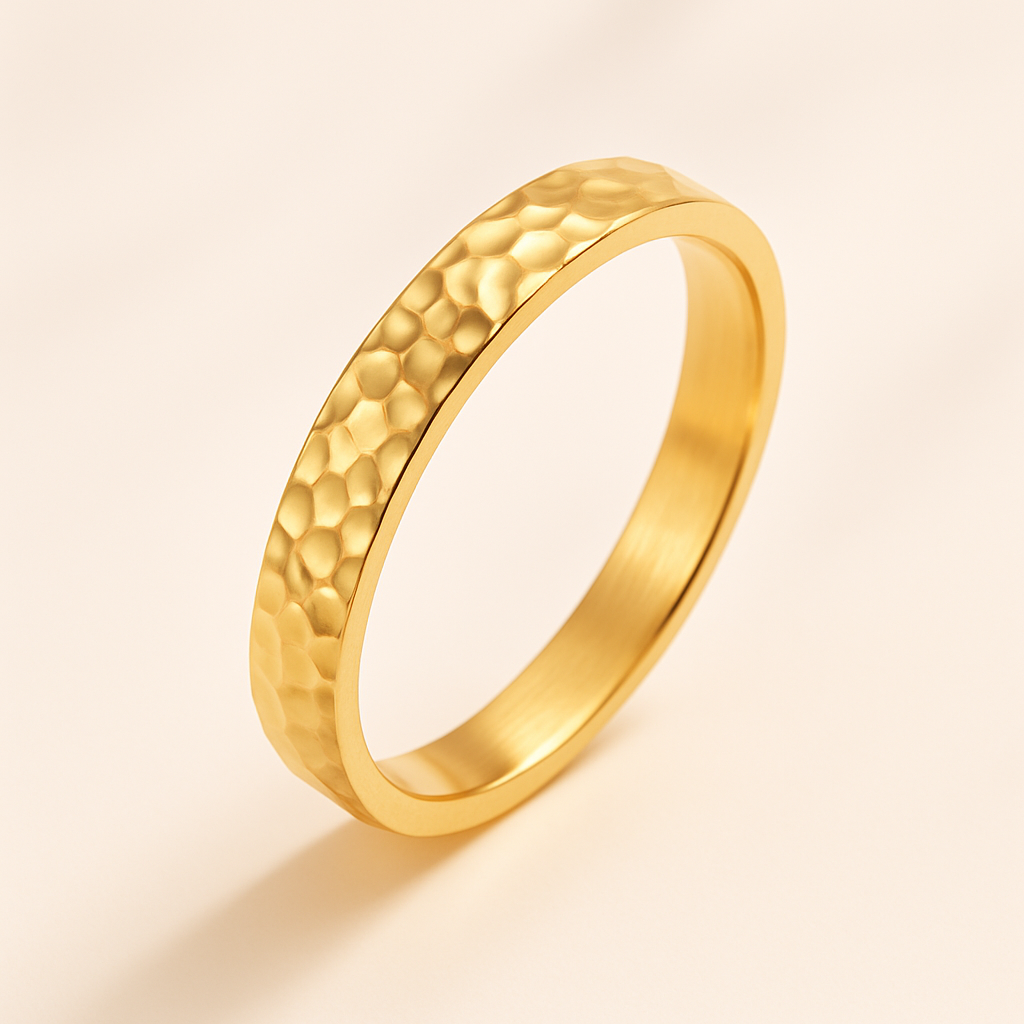 Anello Helios™ - Anello dorato martellato per lui e per lei - Elegante e Minimalista