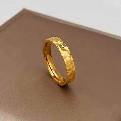 Anello Helios™ - Anello dorato martellato per lui e per lei - Elegante e Minimalista