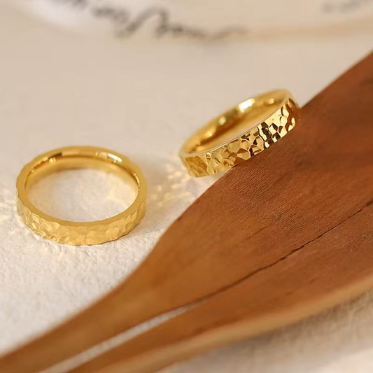 Anello Helios™ - Anello dorato martellato per lui e per lei - Elegante e Minimalista